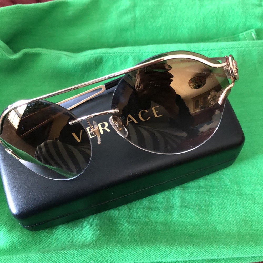 VERSACE SUN GLASSES 🤓 - Picture 4 of 8